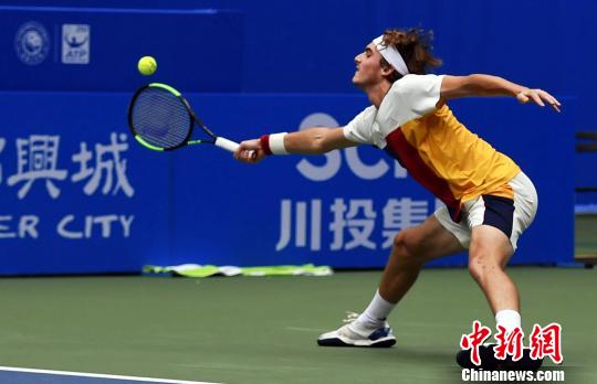 他用实际行 他用实际行